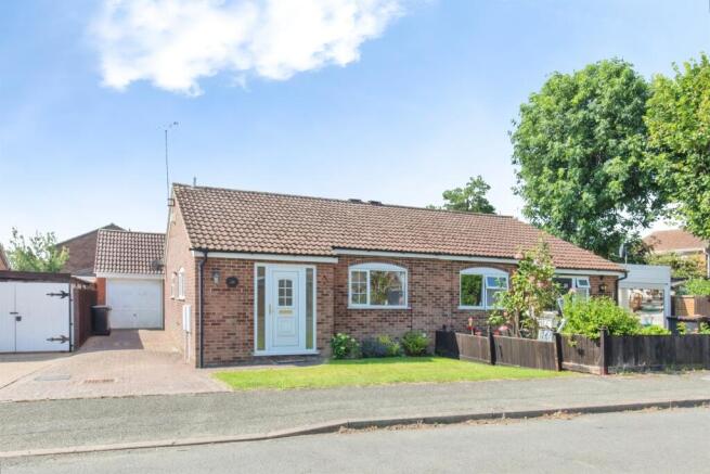 2 bed property, in Windmill Lane, £180,000