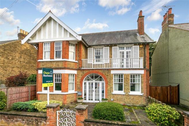 4 bed property, in Queens Road, £1,400,000