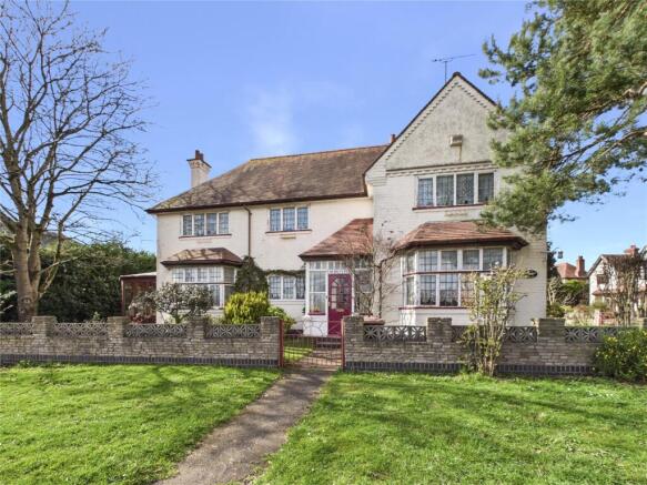 5 bed property, in Worcester Road, £550,000