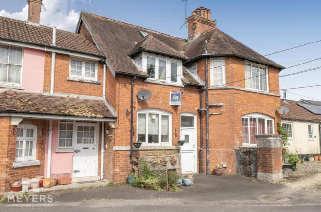 2 bed property, in Station Road, £190,000