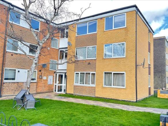 2 bed property, in Bishops Walk, £150,000