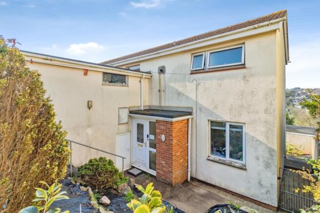 2 bed property, in Westleat Avenue, £225,000