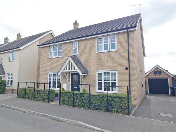 5 bed property, in Hall Lane, £450,000