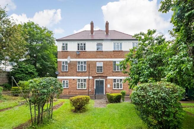 2 bed property, in Elder Gardens, £250,000
