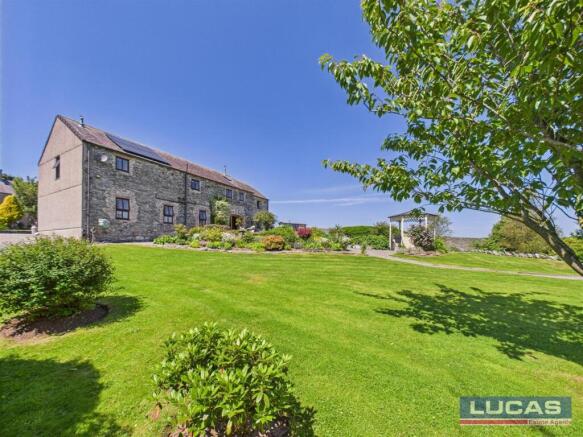 5 bed property, in Storws, £825,000