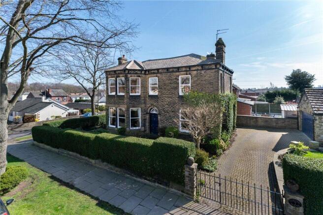 4 bed property, in Goring Park Avenue, £595,000