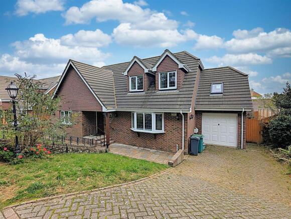 3 bed property, in Peacock Close, £525,000