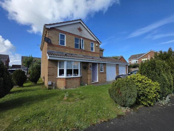4 bed property, in Primrose Close, £275,000