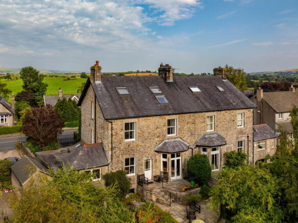 5 bed property, in 57 Robin Lane, £495,000