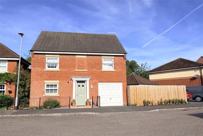 4 bed property, in Rosefield Close, £350,000