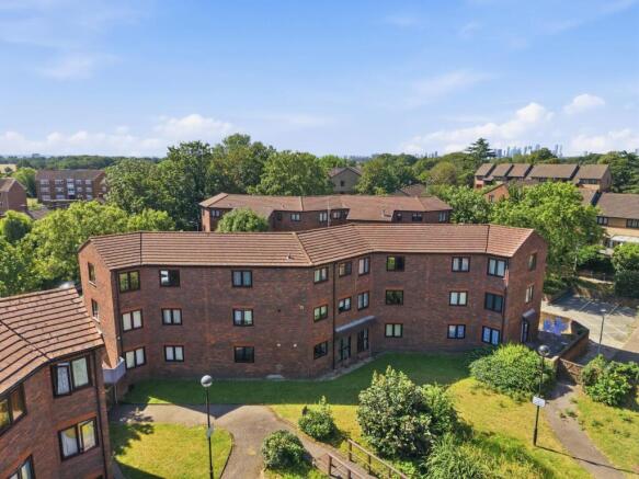 1 bed property, in St. Gabriel's Close, £250,000