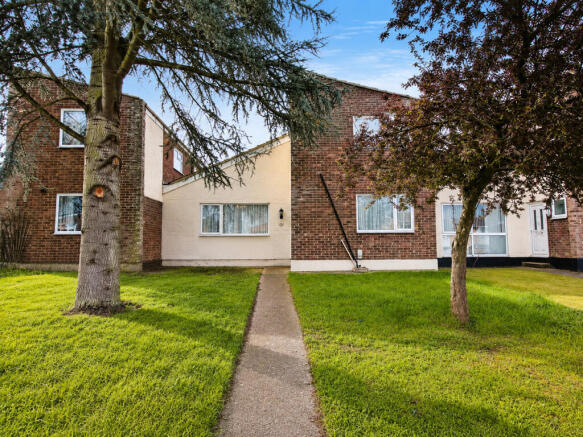 2 bed property, in Appletree Walk, £280,000