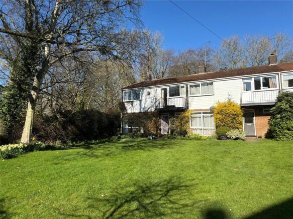 4 bed property, in Manor Close, £525,000