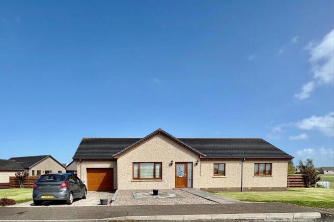 4 bed property, in Comlifoot Drive, £255,000