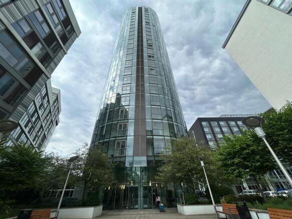 2 bed property, in Ealing Road, £455,000
