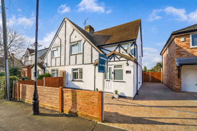3 bed property, in Stanwell Village, £485,000
