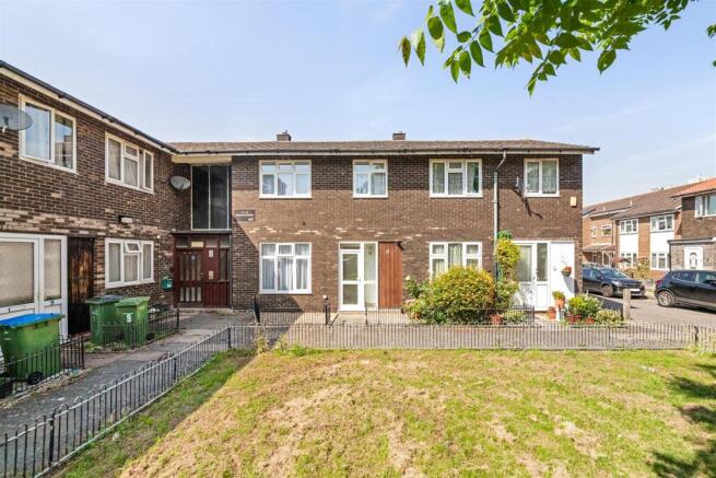 3 bed property, in Aberford Gardens, £425,000