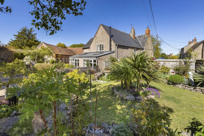 3 bed property, in Main Street, £575,000