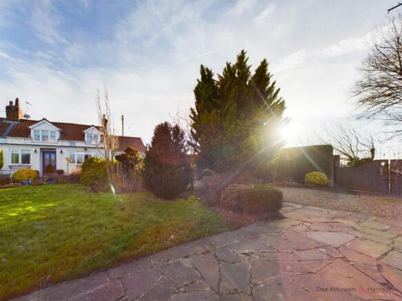 2 bed property, in Corner Cottage, £345,000