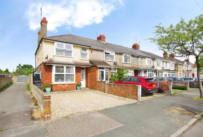 2 bed property, in Surrey Road, £240,000