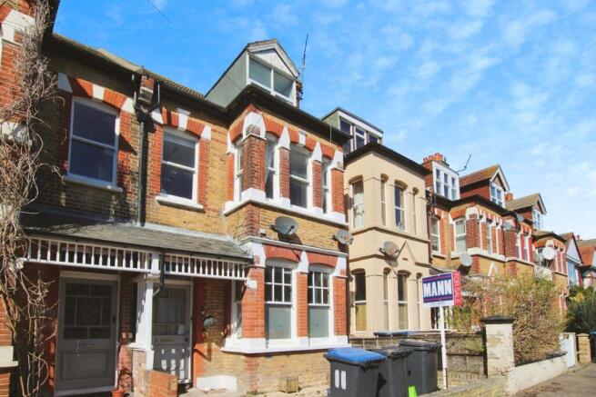 1 bed property, in Arundel Road, £145,000