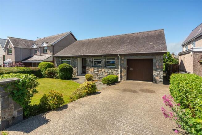 2 bed property, in St. Davids Road, £325,000