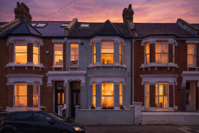 1 bed property, in Priory Park Road, £600,000