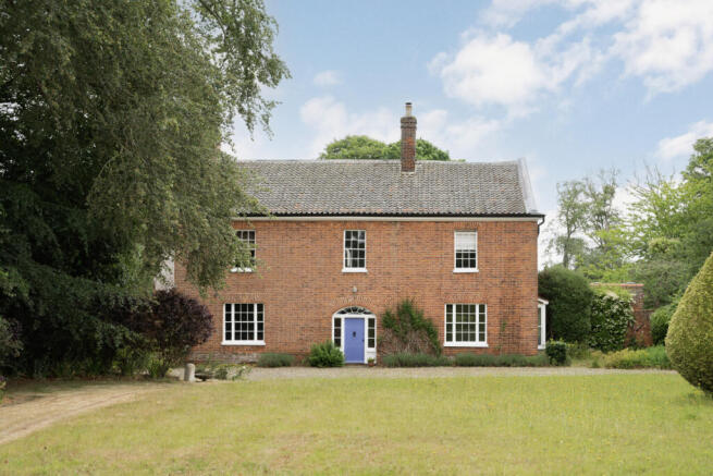 4 bed property, in Spratts Green, £1,325,000