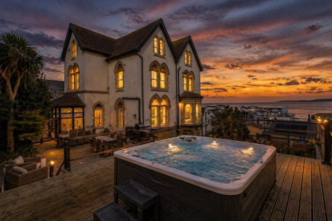 8 bed property, in Fosketh Hill, £1,250,000