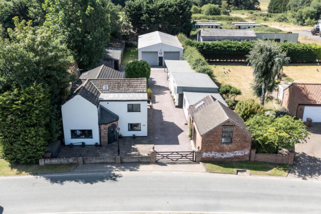 4 bed property, in Barmby On The Marsh DN14, £750,000