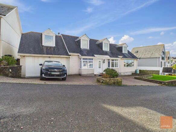 6 bed property, in Liskey Hill Crescent, £585,000