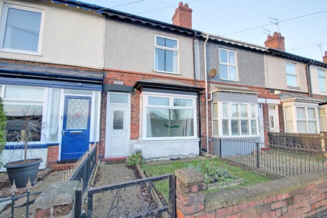 2 bed property, in Swinemoor Lane, £120,000