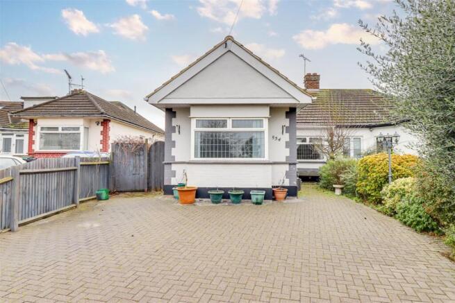 2 bed property, in Prince Avenue, £350,000