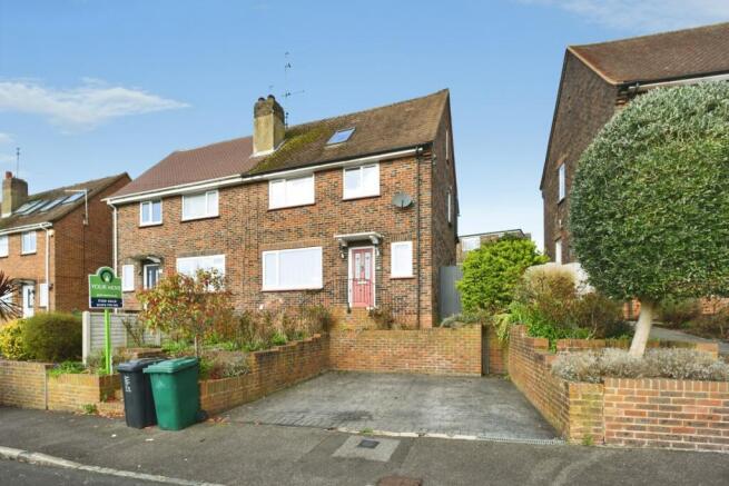 5 bed property, in Dale Crescent, £475,000