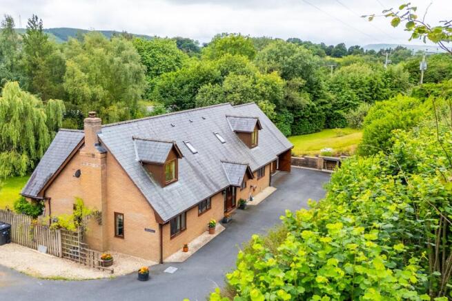 4 bed property, in Nantmel, £525,000