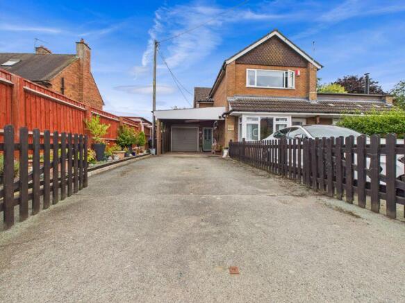 2 bed property, in Newport TF10, £220,000
