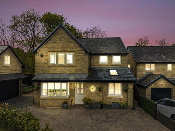 3 bed property, in Alden Close, £725,000