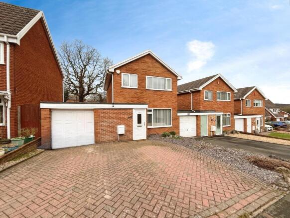 3 bed property, in Hilton Close, £250,000