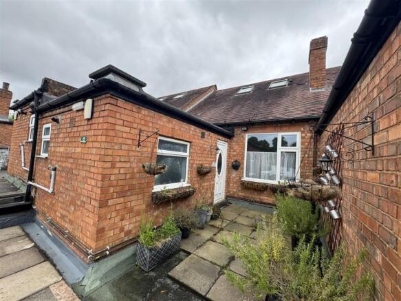 2 bed property, in Warwick Road, £99,950