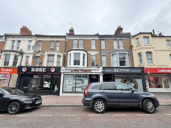2 bed property, in Western Road, £195,000