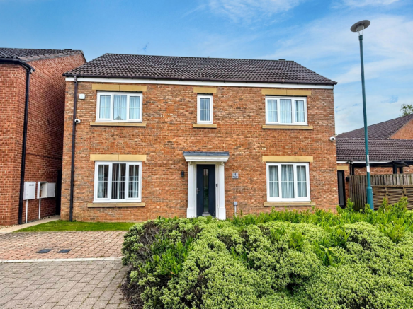 3 bed property, in Red Rose Close, £210,000
