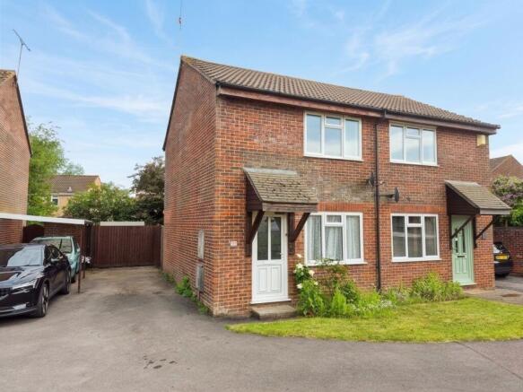2 bed property, in Manor Way, £295,000