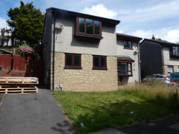 2 bed property, in Bay View Close, £87,500