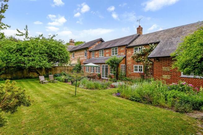 5 bed property, in Fyfield, £995,000
