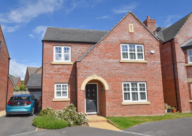 4 bed property, in Oakes Close, £435,000