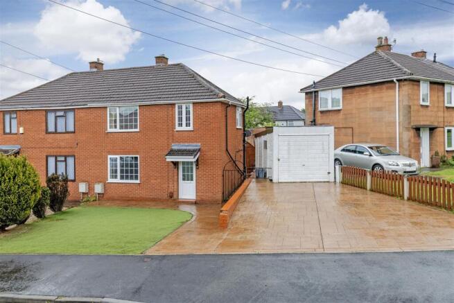 3 bed property, in Heathcote Drive, £160,000