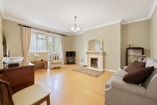 2 bed property, in New North Road, £425,000