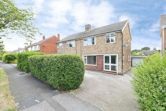 3 bed property, in Woodland Drive, £230,000
