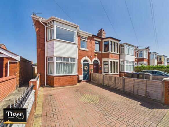 3 bed property, in Senior Avenue, £135,000