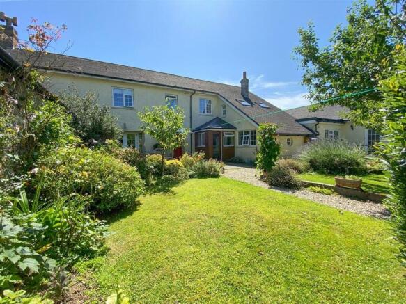 6 bed property, in Flexible country residence with annex, £750,000